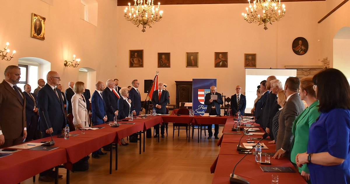Pierwsza sesja Rady Powiatu Sandomierskiego nowej kadencji. We władzach niewiele zmian [FOTO]