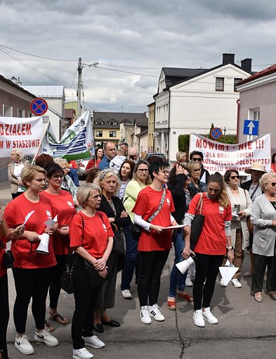 Położne wyszły na ulice w proteście przeciwko zawieszeniu pracy porodówki [FOTO]-211505