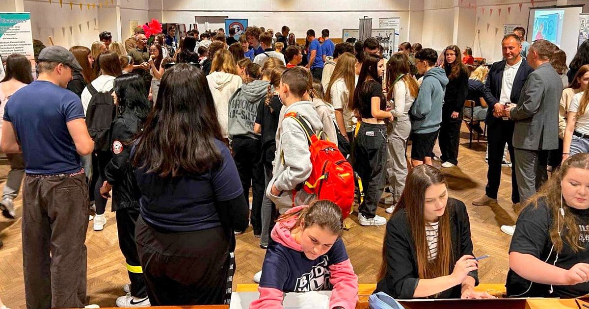 Tłumy młodzieży na Targach Edukacji w SP 10 w Tarnobrzegu. Swoje oferty dla ósmoklasistów zaprezentowało 10 szkół średnich