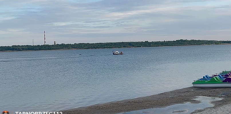 Mężczyzna wpadł do wody nad Jeziorem Tarnobrzeskim. Interweniowali strażacy - 211574
