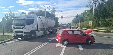Zderzenie osobówki z autem ciężarowym na drodze krajowej nr 79 [FOTO]-211608