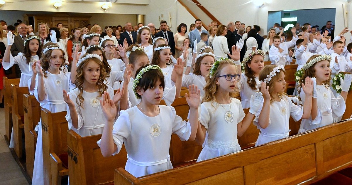 I Komunia Święta w kościele pw. Chrystusa Króla w Tarnobrzegu. Przystąpiło do niej 45. dzieci ze Szkoły Podstawowej nr 3 [ZDJĘCIA]
