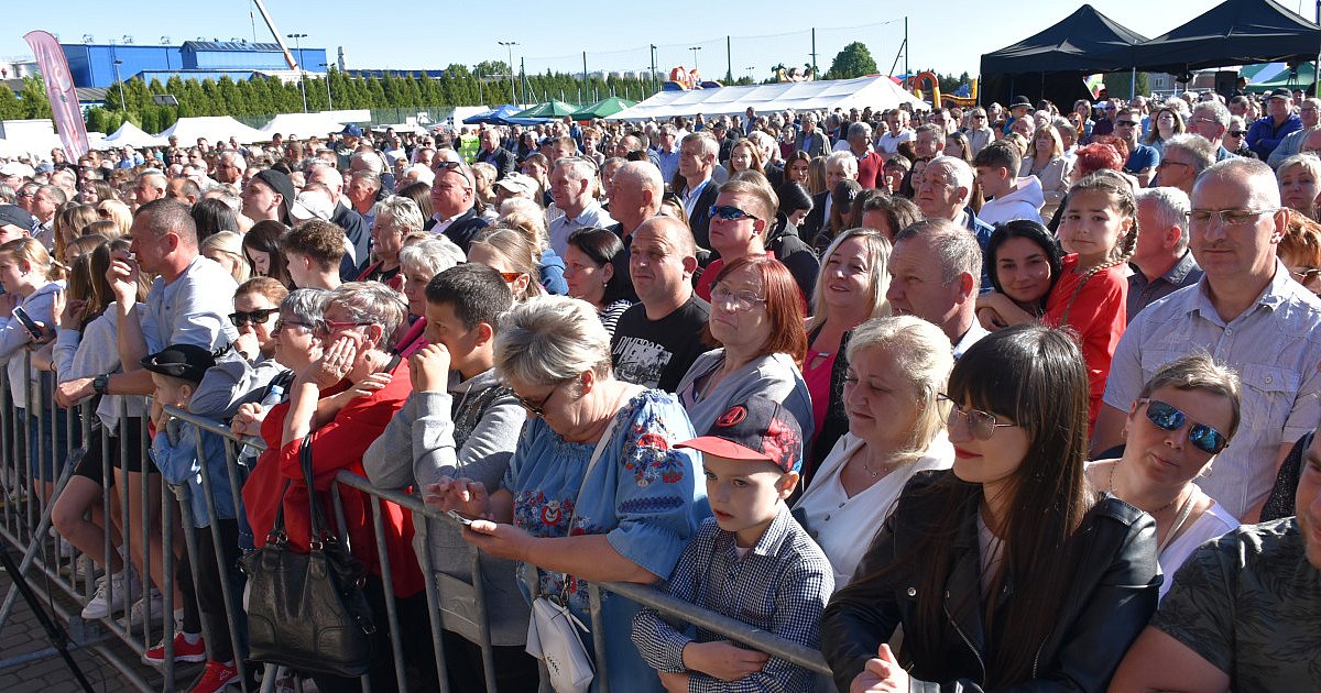 Tłumy na koncercie zespołu Baciary w Samborcu. Trwa tam Święto Kwitnącej Jabłoni   [FOTO]