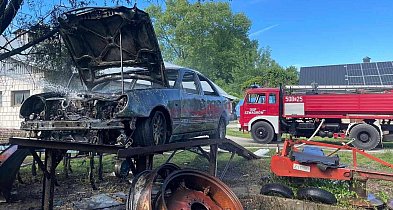 Mercedes spłonął na jednej z posesji w gminie Osiek. Miał być naprawiany-211706