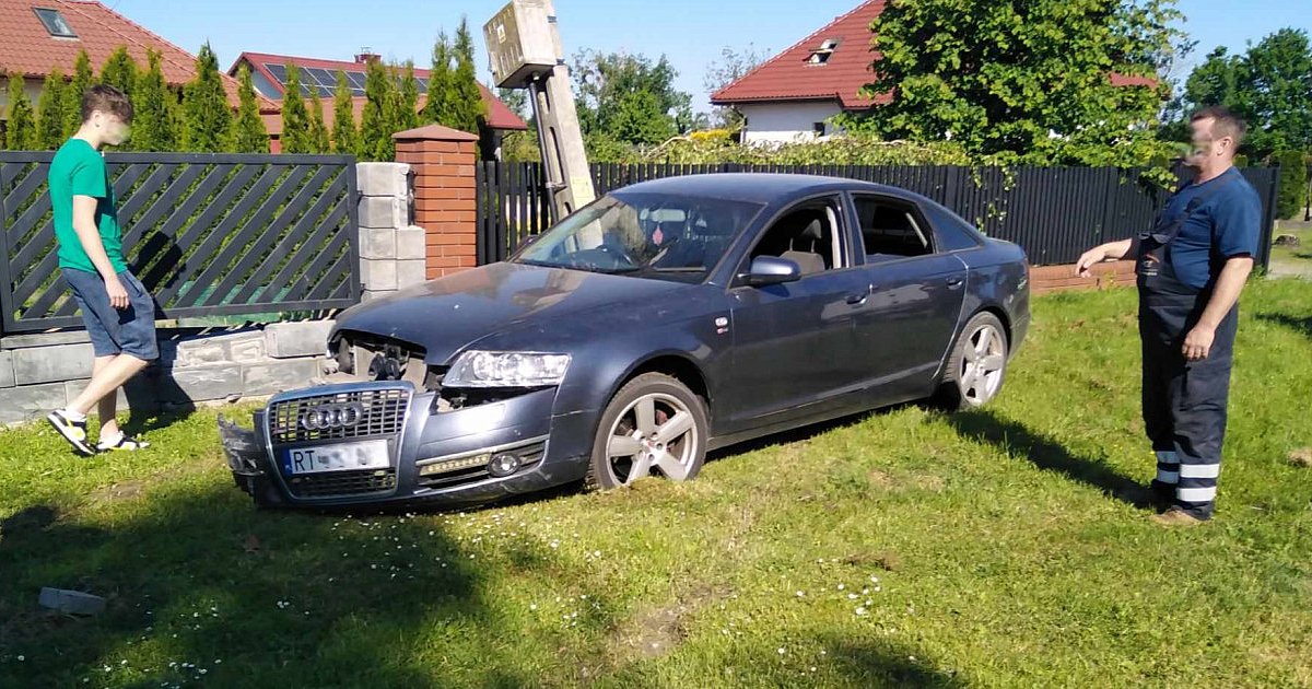 Tarnobrzeg. Audi wypadło z drogi i uderzyło płot oraz słup energetyczny [FOTO]