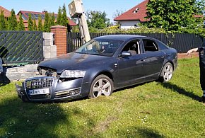 Tarnobrzeg. Audi wypadło z drogi i uderzyło w słup energetyczny [FOTO] -211773
