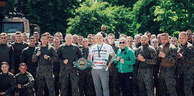 18. Pułk Artylerii trenował z mistrzem świata w boksie-211803