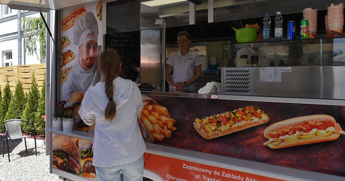 Food truck Zakładu Aktywności Zawodowej na sandomierskiej starówce. Pracują w nim osoby niepełnosprawne