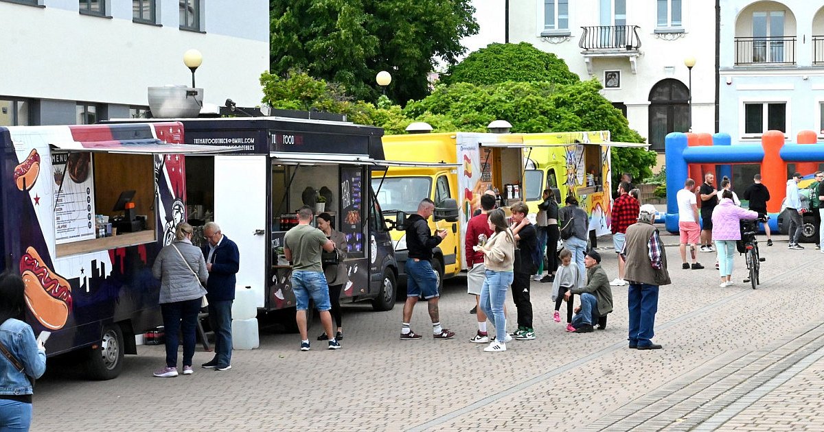 W Tarnobrzegu rozpoczął się trzydniowy Food Truck Festivals. Samochody - kuchnie stanęły na placu Bartosza Głowackiego [FOTO]