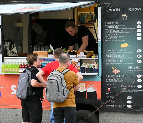 W Tarnobrzegu rozpoczął się trzydniowy Food Truck Festivals [ZDJĘCIA]-211835