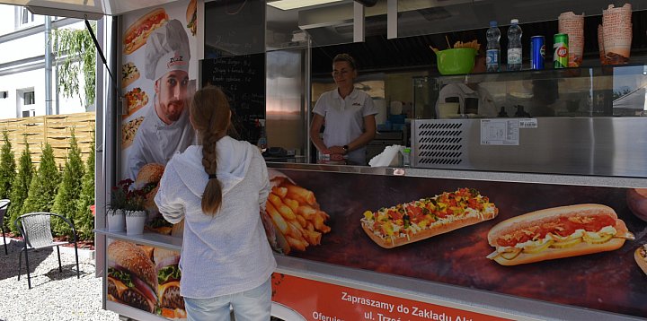 Food truck Caritas na starówce w Sandomierzu  -211825