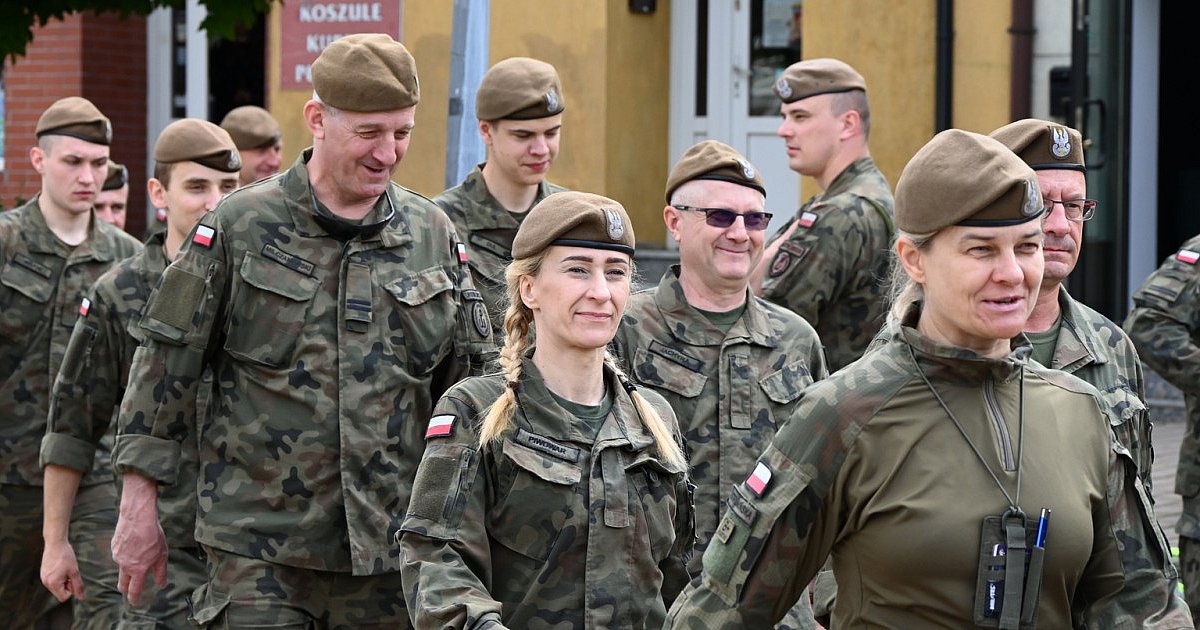 Strzelcy i żołnierze wyruszyli pieszo  z Tarnobrzega do Konar. Będą maszerować dwa dni [FOTO]