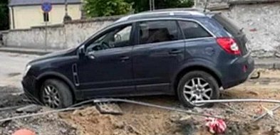 Auto utknęło na rozkopanej ulicy w centrum Staszowa. Kierowca zniknął-211857