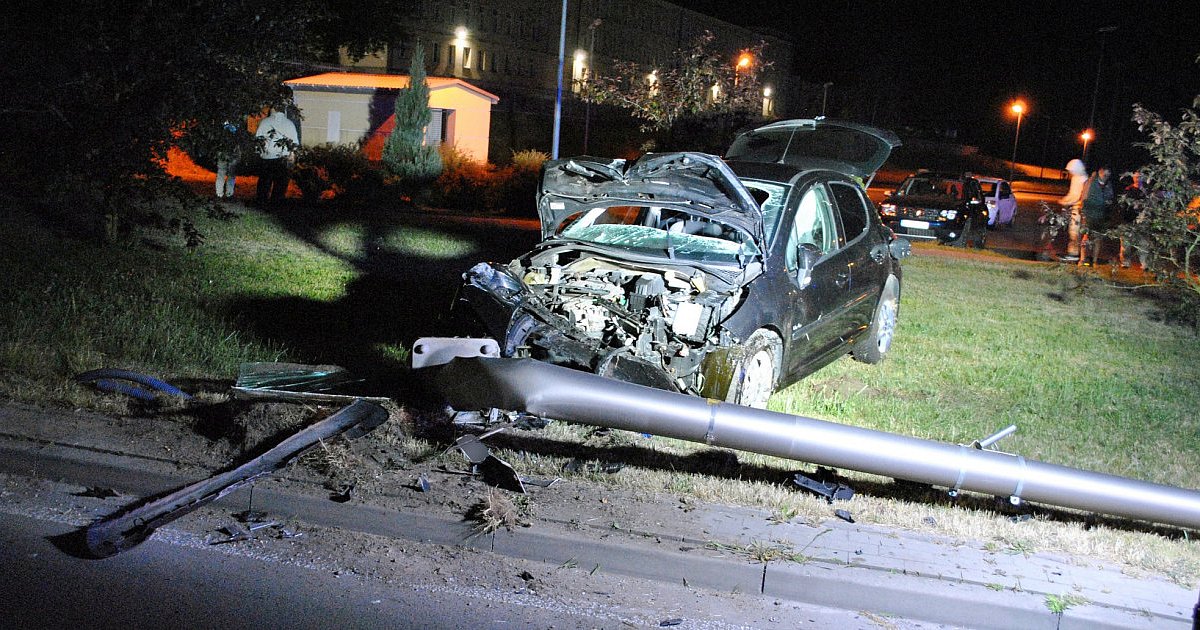 Jechał po pijaku i zdecydowanie za szybko. Wypadek w Nowej Dębie [ZDJĘCIA]