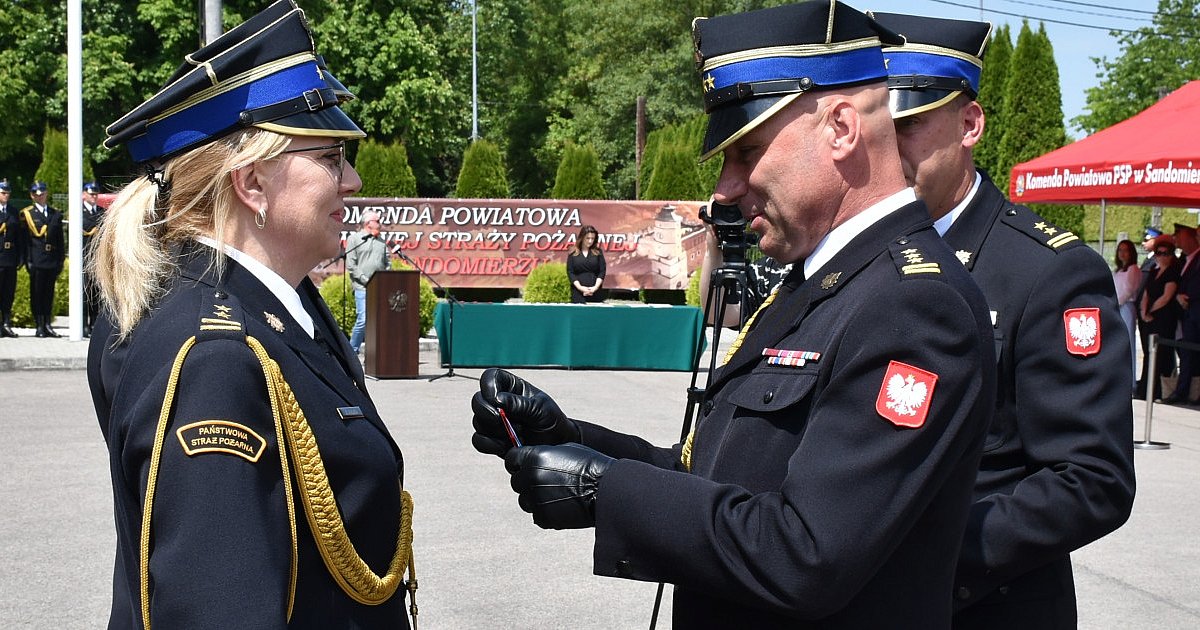 Odznaczenia, awanse i podziękowania za ofiarną służbę. Sandomierscy strażacy świętowali [FOTO]