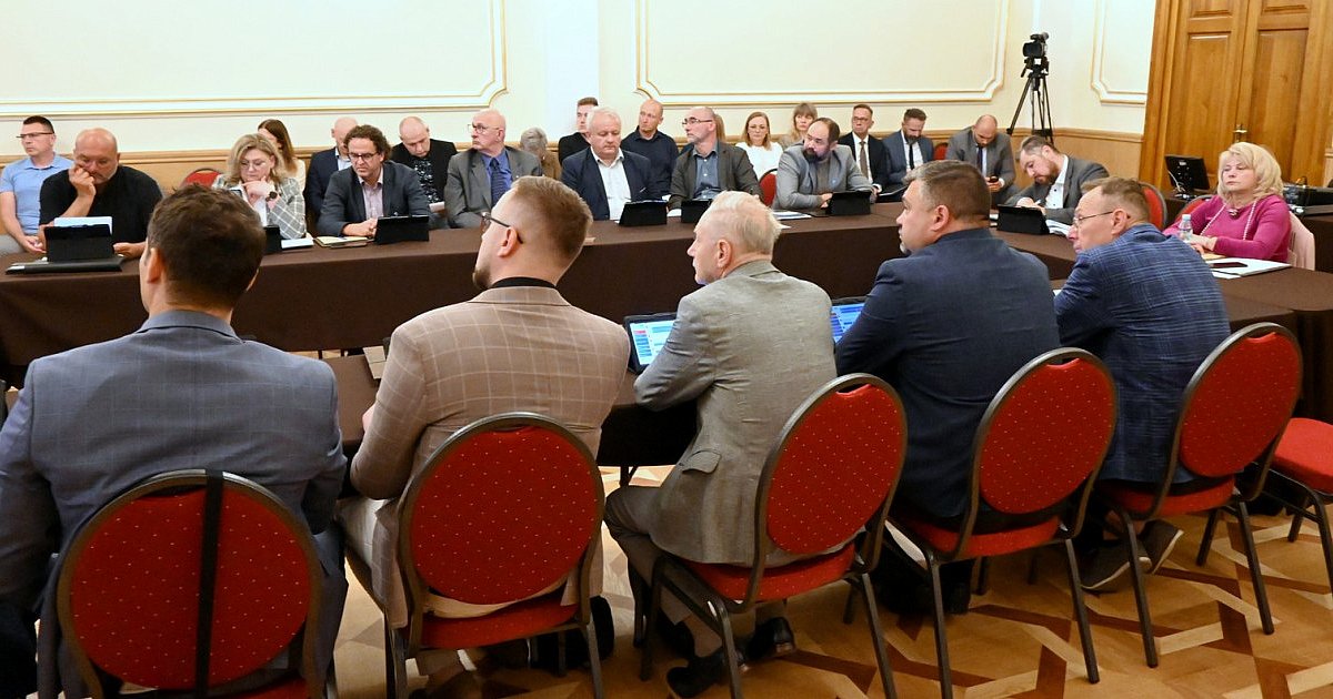 Tarnobrzescy radni podnieśli sobie diety bez żadnej dyskusji. Ustalono także wynagrodzenie prezydenta Tarnobrzega