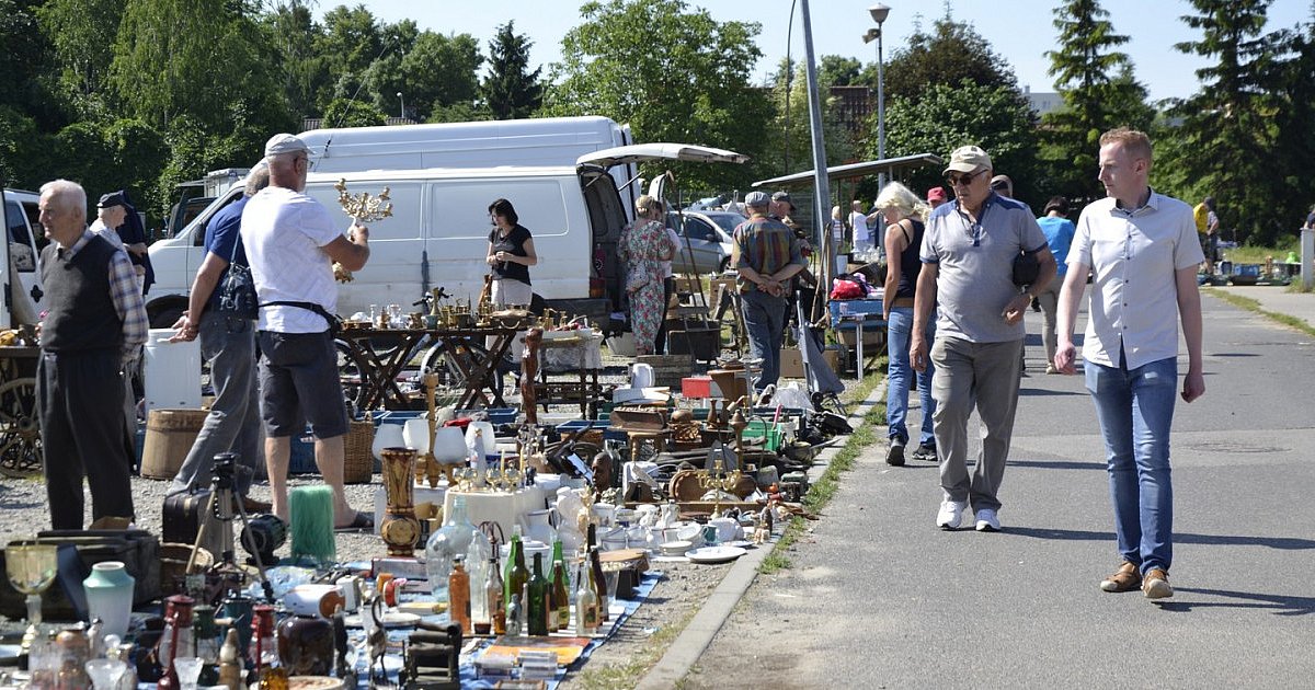 Majowy pchli targ w Tarnobrzegu. Nie zabrakło perełek w stylu vintage, które kusiły kupujących