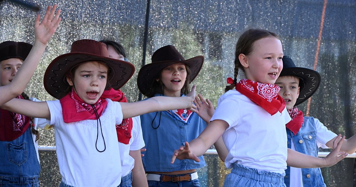 "Kowbojski" piknik rodzinny przy tarnobrzeskiej "Dziesiątce". Na scenie zaprezentowali się uczniowie kilkunastu klas [FOTO]