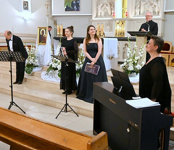Wyjątkowy koncert w tarnobrzeskim kościele pw. Chrystusa Króla [ZDJĘCIA]-212138