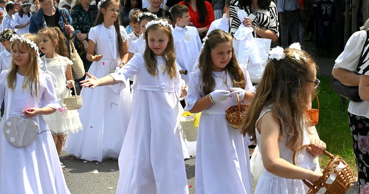 Tarnobrzeg. Procesja Bożego Ciała z kościoła pw. św. Barbary na osiedle Przywiśle
