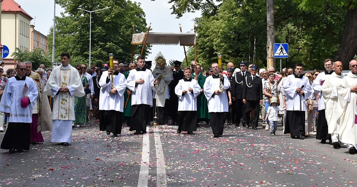 Sandomierzanie dali świadectwo wiary. Procesja Bożego Ciała przeszła ulicami miasta  [FOTO]