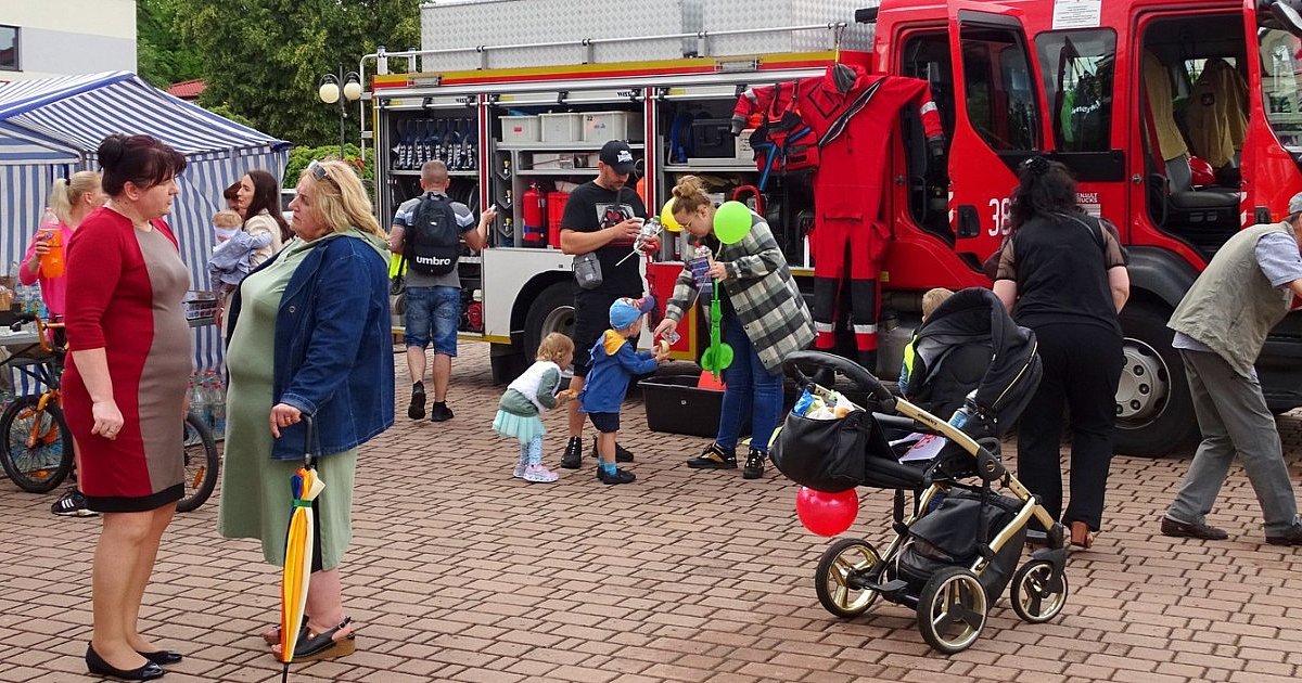 Piknik Rodzinny w Tarnobrzegu mimo deszczu. Na placu Bartosza Głowackiego czekało wiele atrakcji [ZDJĘCIA]