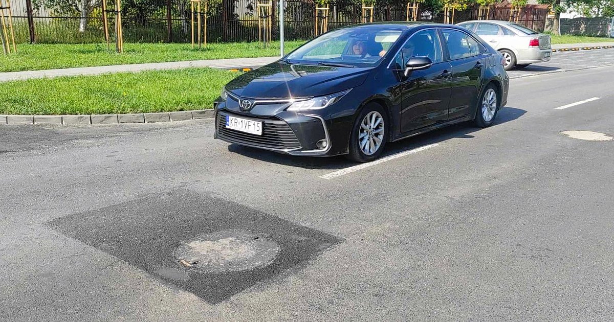 Tarnobrzeg. Jeszcze nieodebrana, a już połatana. Na ul. Skłodowskiej wycięto dziurę... Wykonawca nie informuje po co [FOTO]