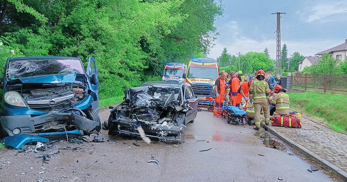 Wypadek w powiecie sandomierskim. Cztery osoby trafiły do szpitala [ZDJECIA]