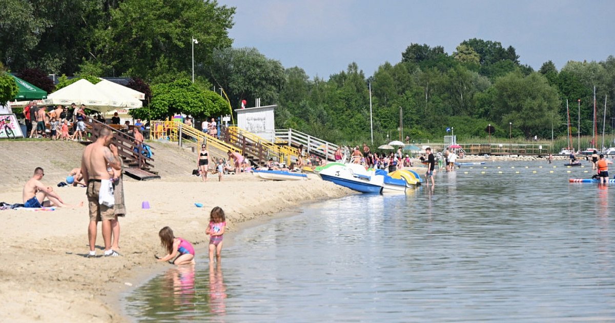 Sobotnie plażowanie na świeżo wysypanym piasku nad Jeziorem Tarnobrzeskim [ZDJĘCIA]