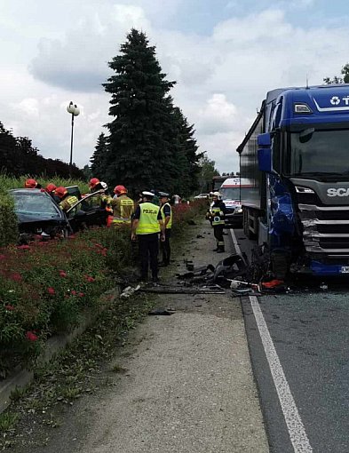 Peugeot zderzył się czołowo z ciężarówką w powiecie staszowskim-212580