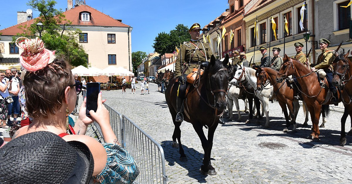 Ułani przybyli do Sandomierza. Rekonstruktorzy przypomnieli bohaterskich kawalerzystów [FOTO]