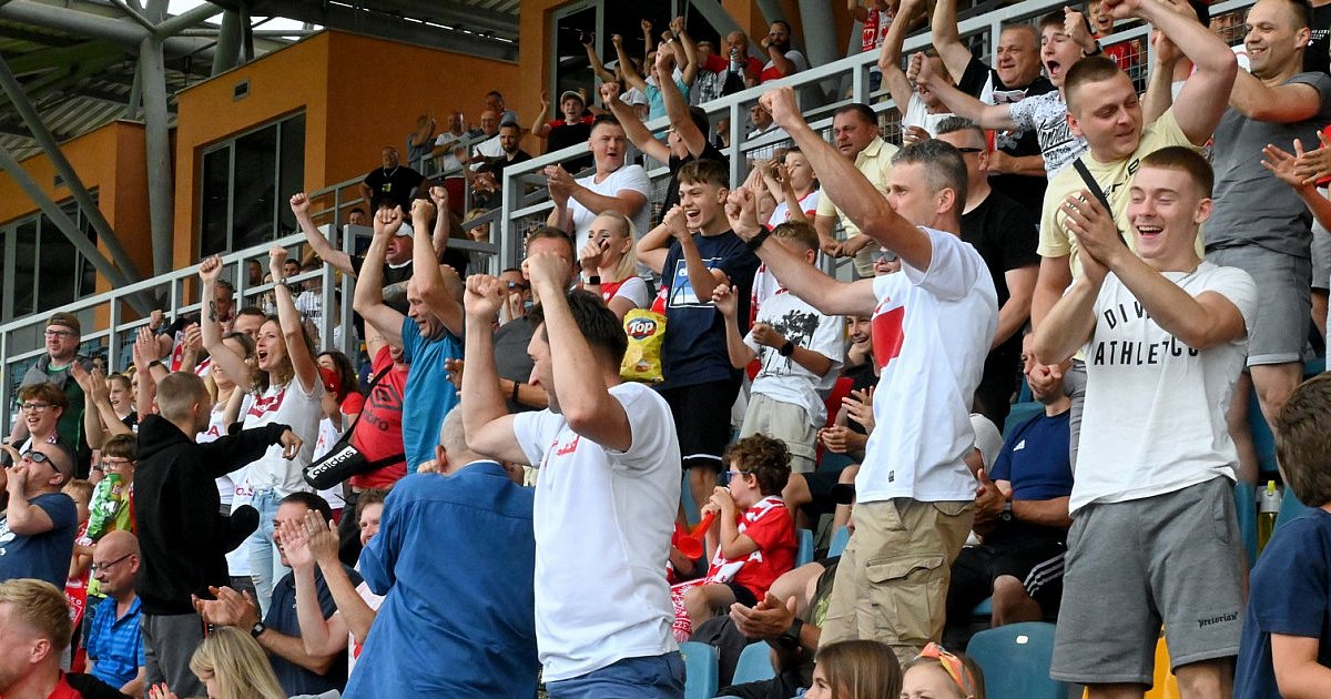 W Tarnobrzegu kilkaset osób oglądało mecz Polska - Holandia w Strefie Kibica na stadionie. Zobaczcie zdjęcia