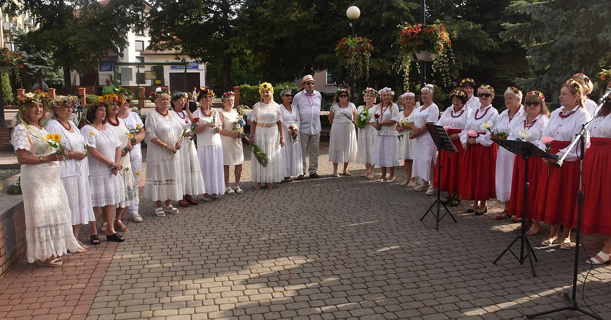 Lasowiacka Sobótka w Tarnobrzegu. Panie wyrzuciły wianki do Wisły [ZDJĘCIA]