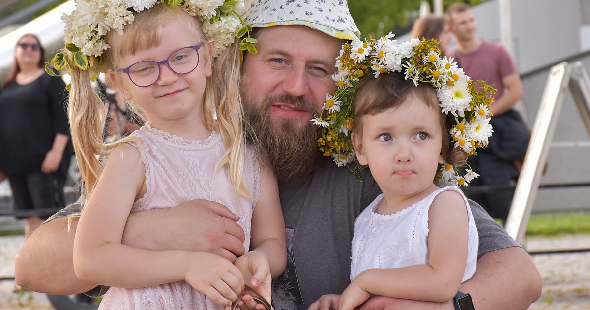 Wiły wianki i rzucały je do falującej wody… Drugi dzień sandomierskich spotkań ze świętojańską tradycją  [FOTO]