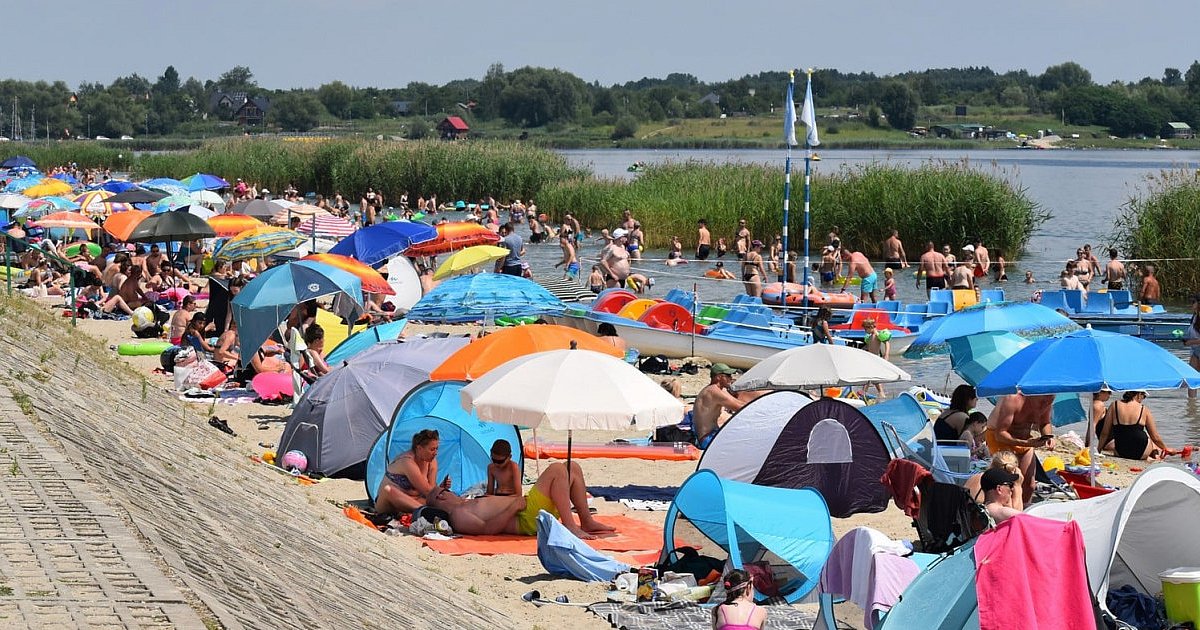 Takiej soboty nad Jeziorem Tarnobrzeskim jeszcze w tym roku nie było! Na plaży zrobiło się tłoczno [FOTO]