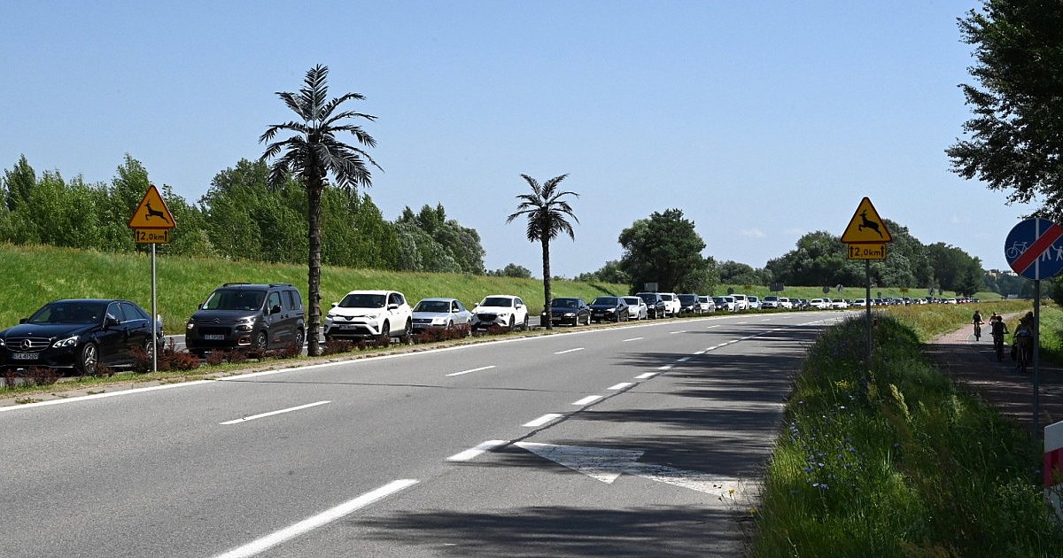 Korkuje się wjazd nad Jezioro Tarnobrzeskie. Na Wisłostradzie długie sznury samochodów ciągną się z obu stron wjazdu [ZDJĘCIA]