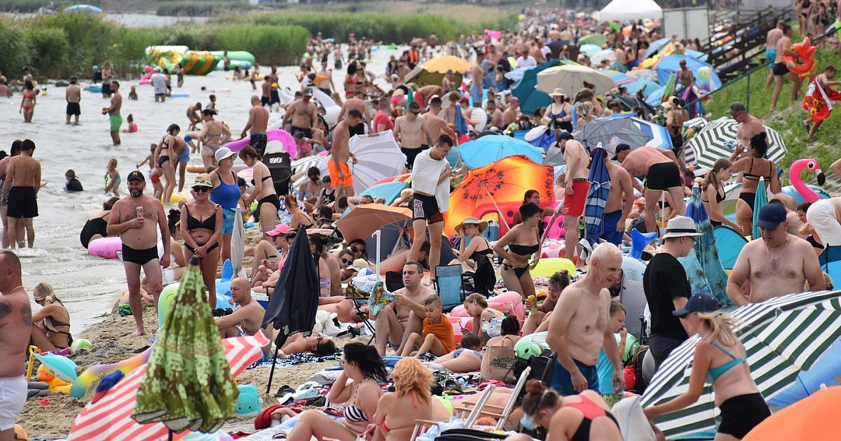 Wietrzna niedzielna pogoda "przywiała" nad Jezioro Tarnobrzeskie tłum plażowiczów [ZDJĘCIA]