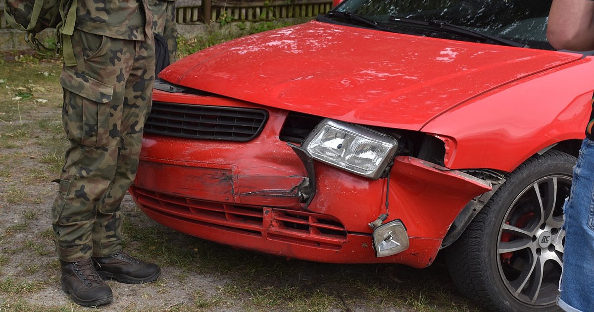 Wypadek w Nowej Dębie. Zderzyły się dwa pojazdy [ZDJĘCIA]