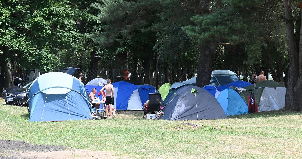 Pole biwakowe nad Jeziorem Tarnobrzeskim oficjalnie otwarte. Od samego początku było sporo zainteresowanych turystów [ZDJĘCIA]