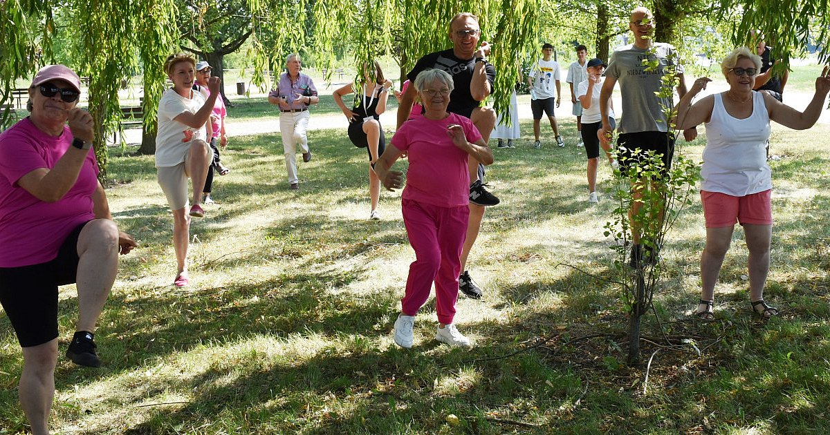 Ćwiczyli razem z sandomierskimi amazonkami. "Fizjoterapia w terenie" na nadwiślańskim bulwarze [ZDJĘCIA]