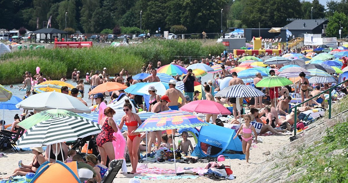 Nad Jezioro Tarnobrzeskie w niedzielę ponownie zawitało wielu plażowiczów. Oblegali parkingi, bary i brzeg akwenu [ZDJĘCIA]
