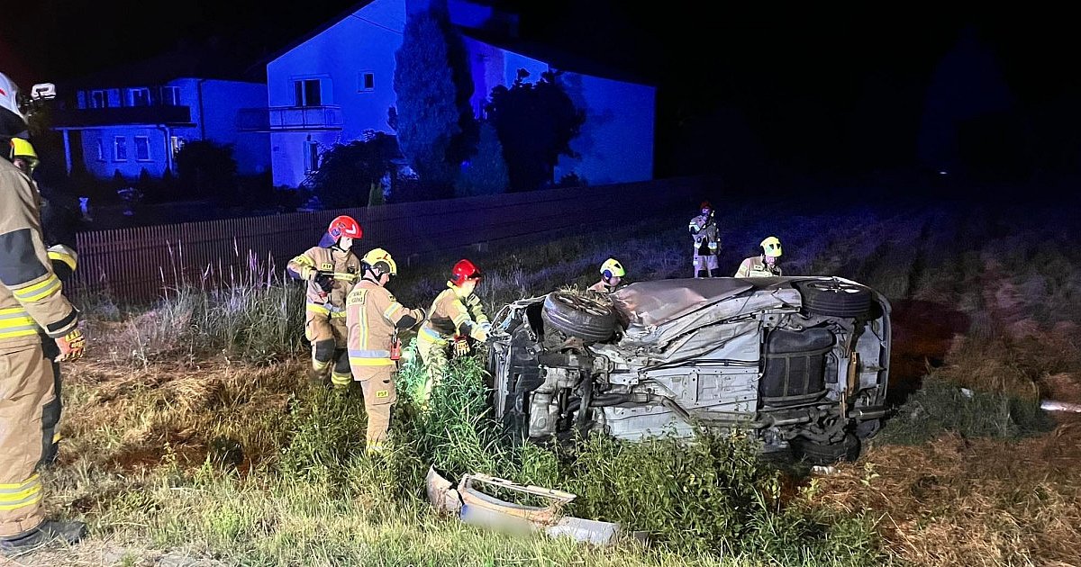Dachowanie samochodu w Tarnobrzegu. 20-latek trafił do szpitala