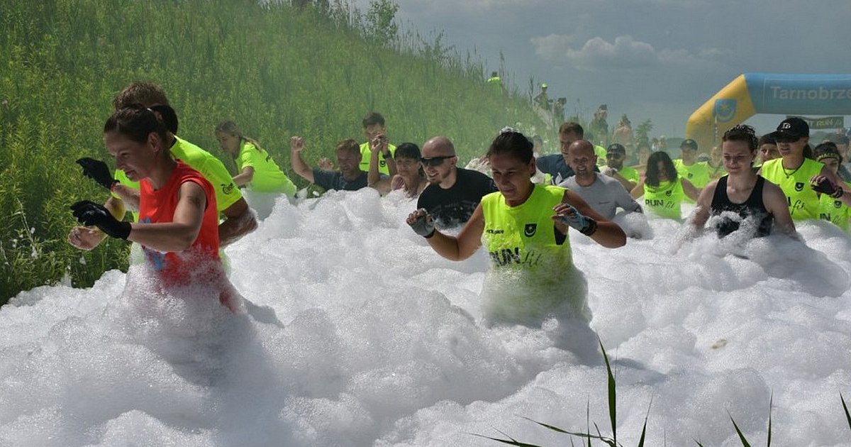 Run Fit Fitneska w Tarnobrzegu powraca. Uczestnicy mierzą się z błotem, pianą i wodą. Trwają zapisy