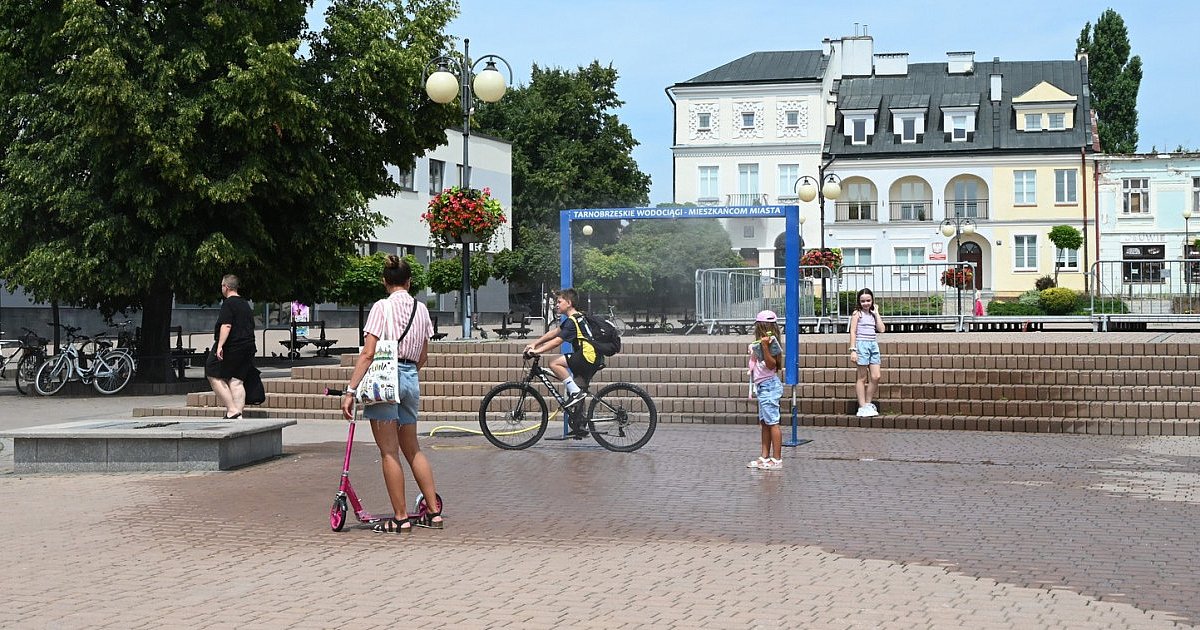 Na placu B. Głowackiego w Tarnobrzegu znowu działają kurtyny wodne [FOTO]