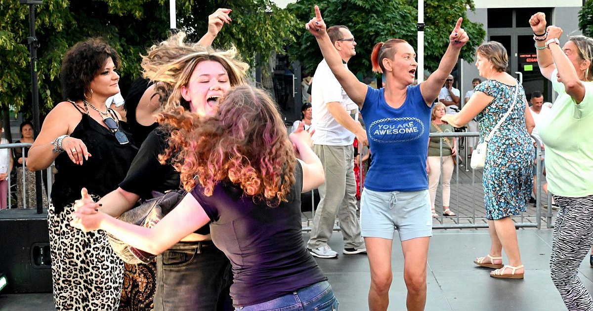 Lipcowa potańcówka miejska w Tarnobrzegu. Było gorąco i na placu i na parkiecie [ZDJĘCIA]