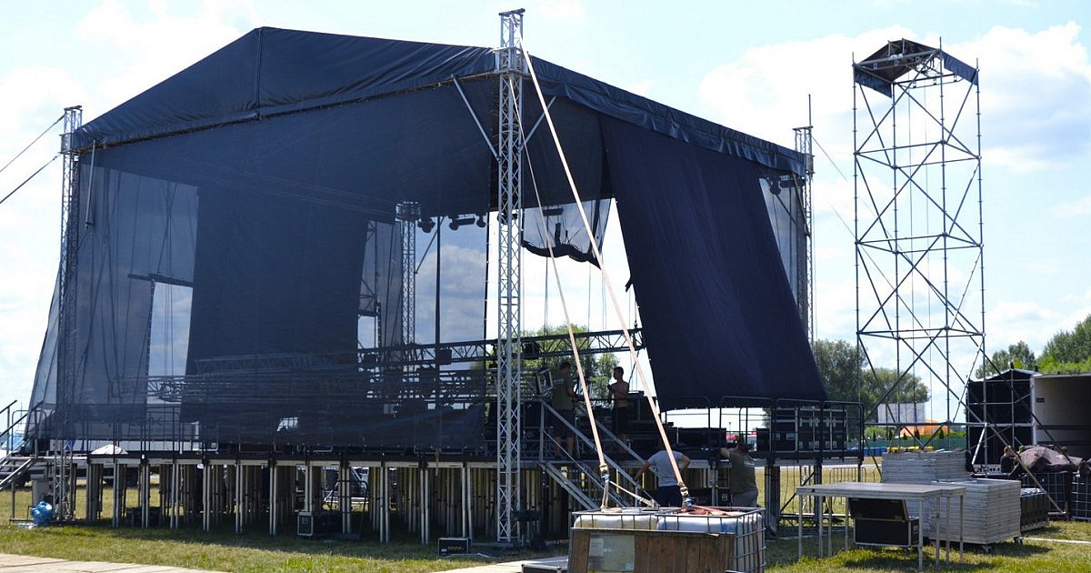 Trwa rozstawianie sceny i wesołego miasteczka na Dni Tarnobrzega 2024 [FOTO]