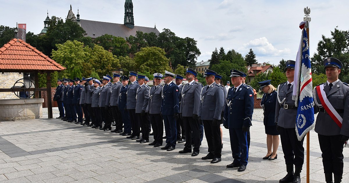 Sandomierscy policjanci świętowali. Otrzymali awanse i podziękowania [ZDJĘCIA]