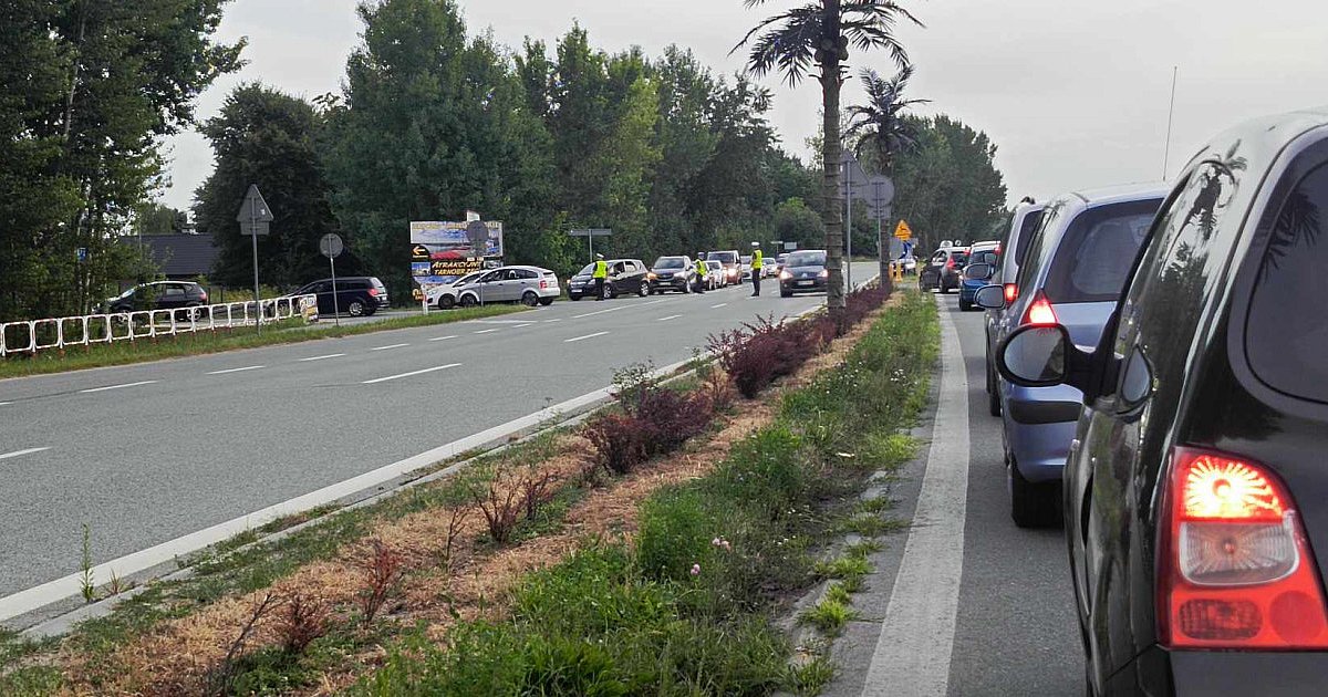 Korkuje się wjazd nad Jezioro Tarnobrzeskie, ruchem kieruje policja
