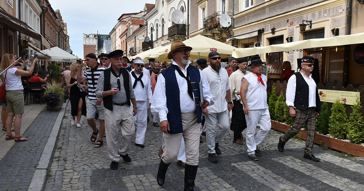 Flisacko w Sandomierzu. Śpiewy pod flisakiem i podniesienie kotwicy. Trwa 15. Dookoła Wody Festival [ZDJĘCIA]