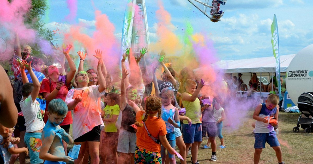 Kolorowo na Dniach Tarnobrzega 2024. Mimo wiatru, uczestnicy Holi Święta Kolorów bawili się przednio [ZDJĘCIA]